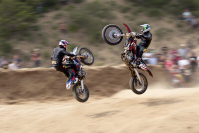 découvrez les pilotes de motos et leurs incroyables cascades qui défient les lois de la gravité. plongez dans l'univers fascinant de la moto freestyle, où audace et maîtrise se rencontrent pour offrir des spectacles époustouflants !