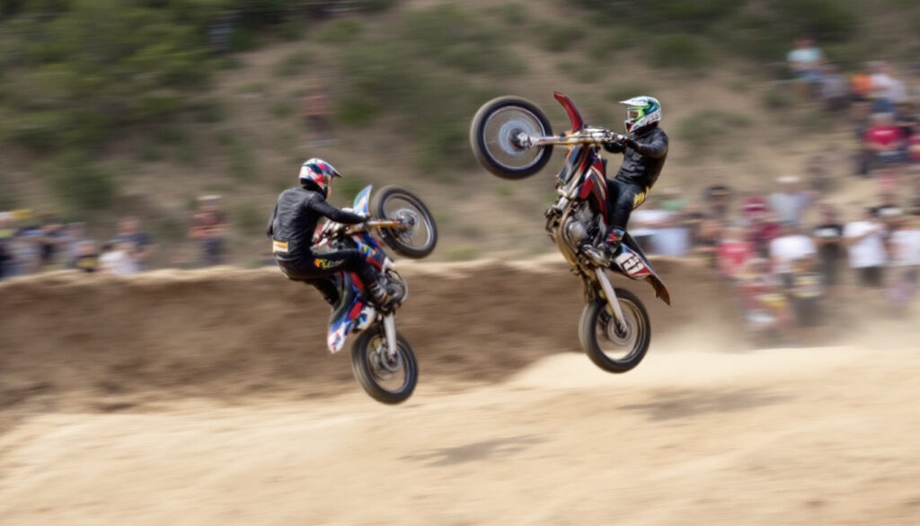 découvrez les pilotes de motos et leurs incroyables cascades qui défient les lois de la gravité. plongez dans l'univers fascinant de la moto freestyle, où audace et maîtrise se rencontrent pour offrir des spectacles époustouflants !